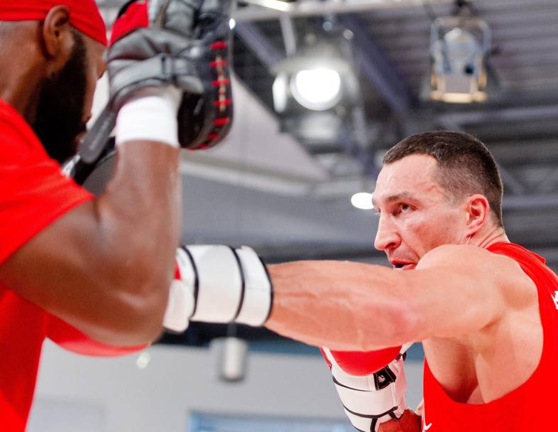 Il peso massimo ucraino, Vladimir Klitschko, in allenamento con il coach Johnathon Banks. (Epa)